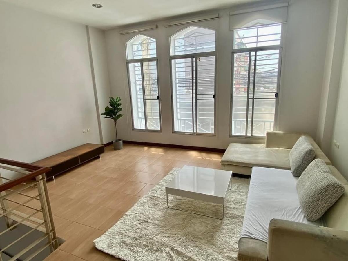 ขายทาวน์โฮมสมุทรปราการ สำโรง : 💥For Sale  ขายสวย หลังมุม บ้านกลางเมือง บริติช ทาวน์ ศรีนครินทร์ 200 M สถานีศรีลาซาล