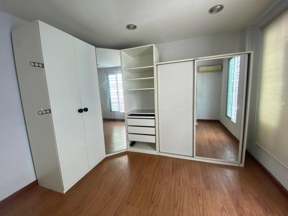 ขายทาวน์โฮมสมุทรปราการ สำโรง : 💥For Sale  ขายสวย หลังมุม บ้านกลางเมือง บริติช ทาวน์ ศรีนครินทร์ 200 M สถานีศรีลาซาล