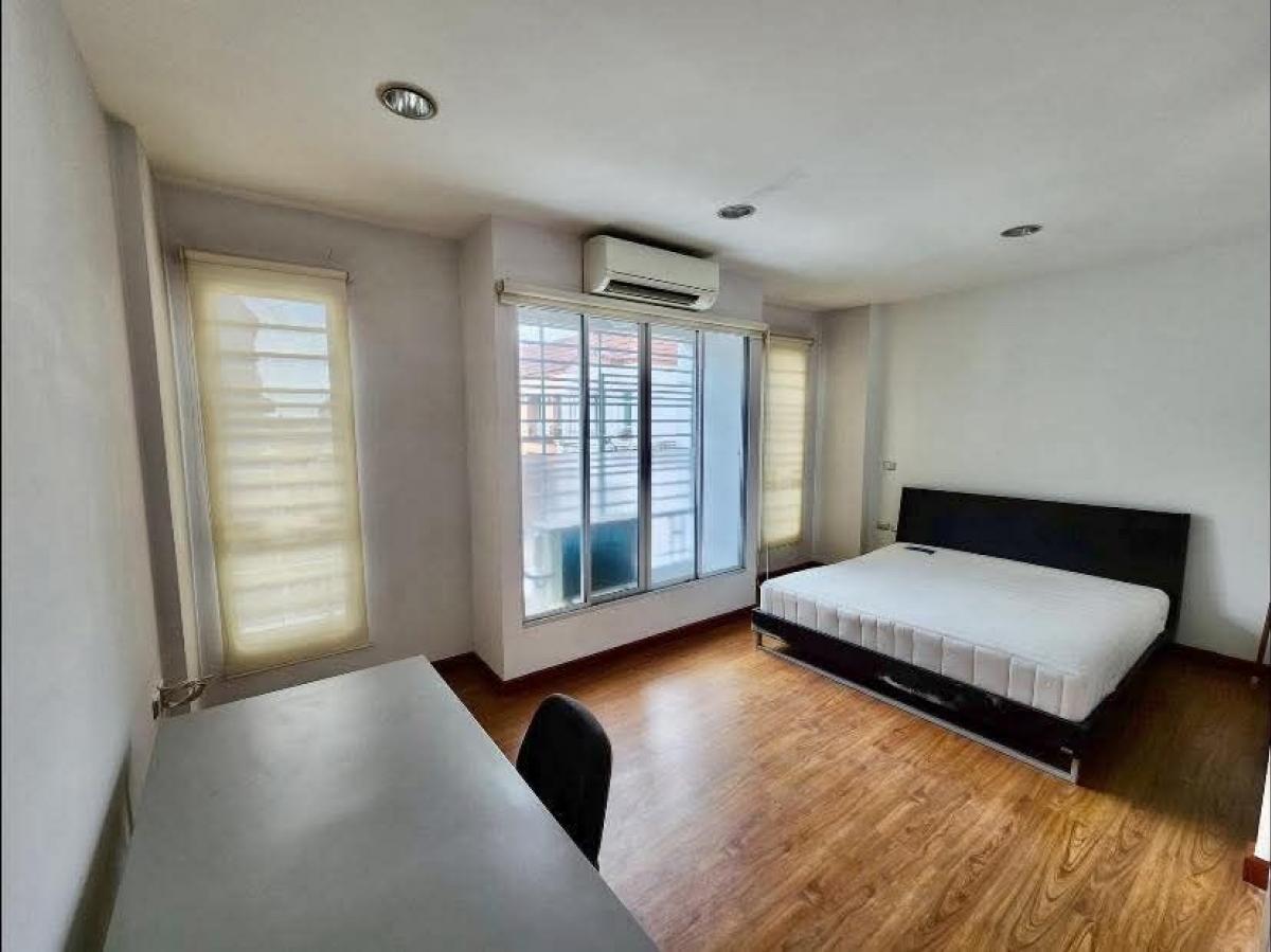 ขายทาวน์โฮมสมุทรปราการ สำโรง : 💥For Sale  ขายสวย หลังมุม บ้านกลางเมือง บริติช ทาวน์ ศรีนครินทร์ 200 M สถานีศรีลาซาล