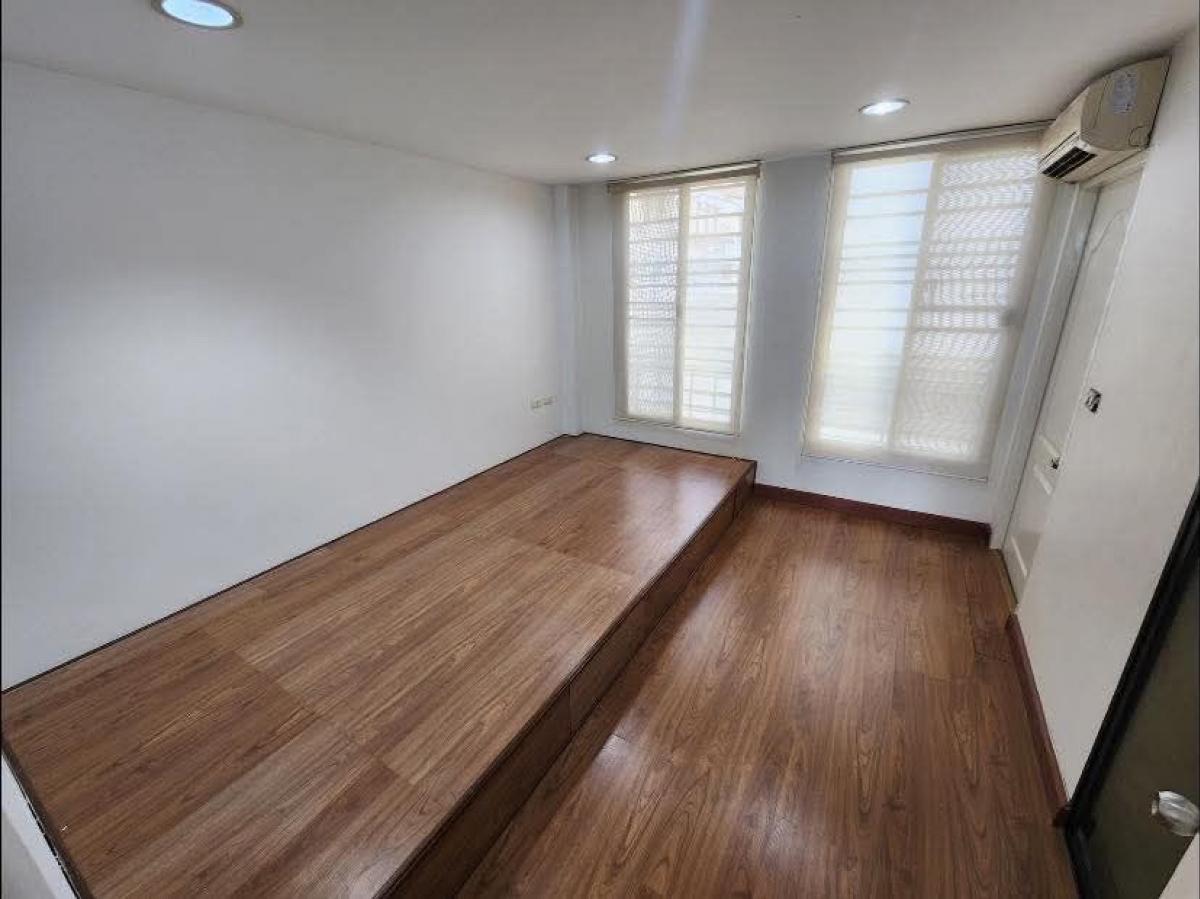 ขายทาวน์โฮมสมุทรปราการ สำโรง : 💥For Sale  ขายสวย หลังมุม บ้านกลางเมือง บริติช ทาวน์ ศรีนครินทร์ 200 M สถานีศรีลาซาล