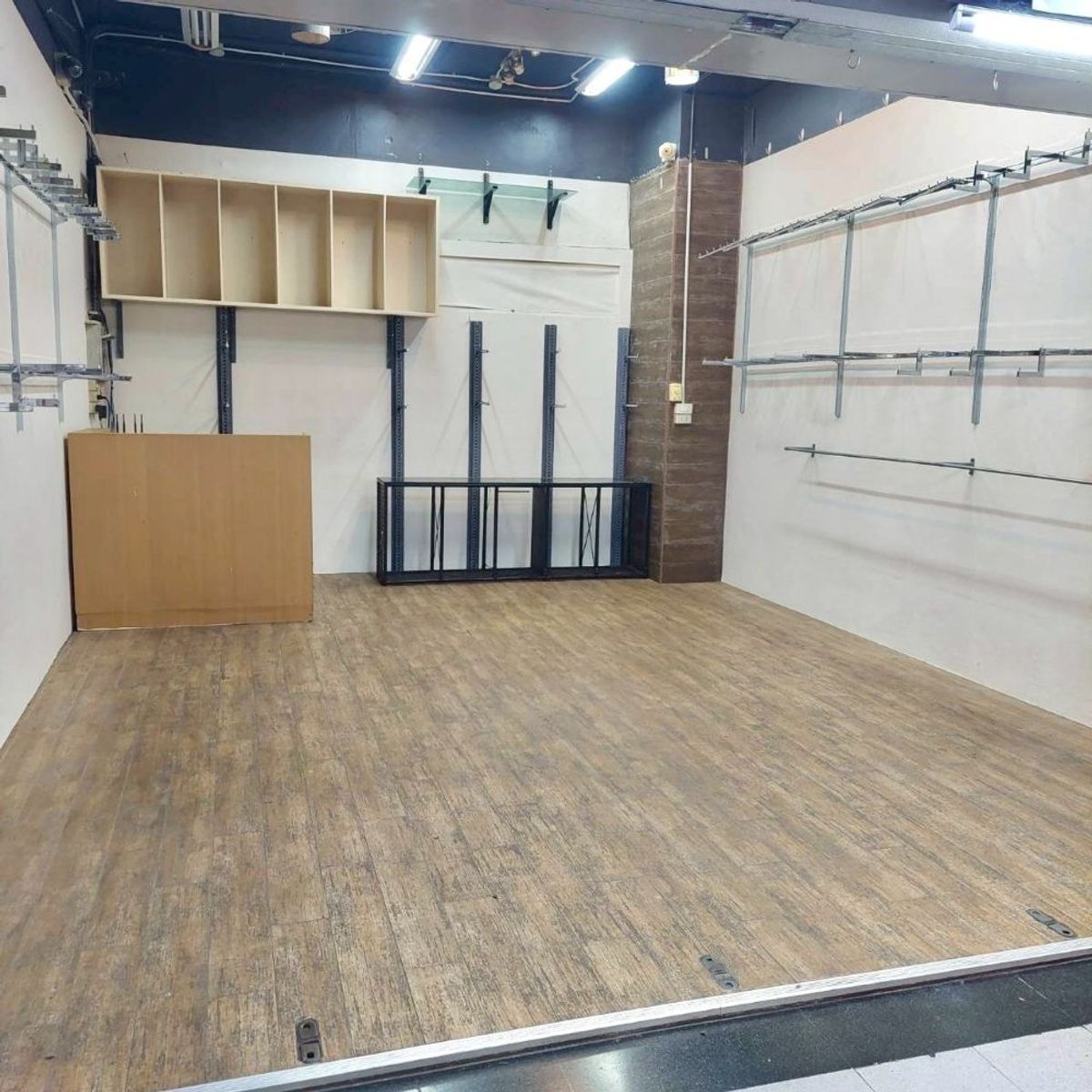 For RentRetail SpaceYaowarat, Banglamphu : Shop space for rent, 1st floor, Bobae Tower building, old phase, size 24 sq m., 42,000 baht/month, special free Internet included.