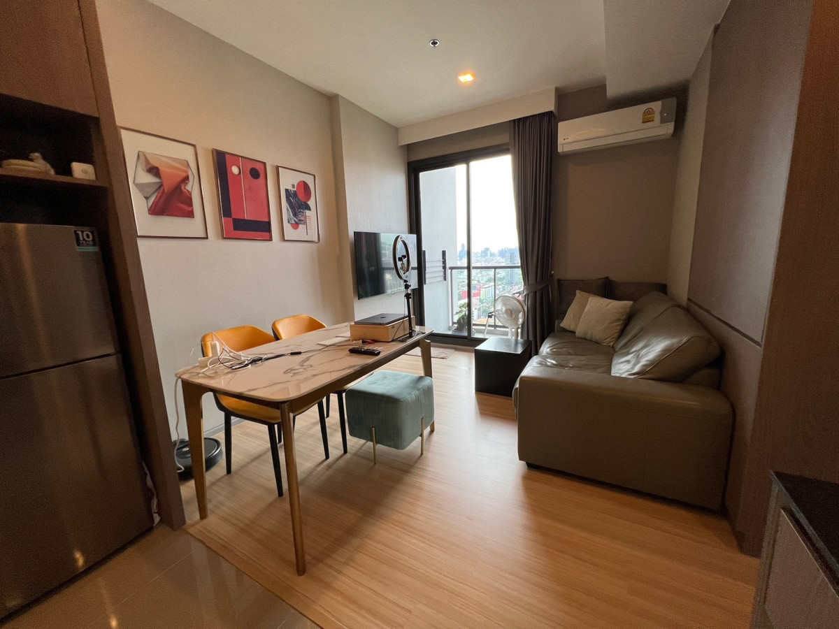 For SaleCondoSapankwai,Jatujak : 🔥 Urgent! Selling luxury condo M Jatujak, prime location in the city center! 🔥 1 bedroom | 1 bathroom | 28 sq m. Selling for only 3.29 million baht. Call 095-9269398 (Cooper) 24Hr