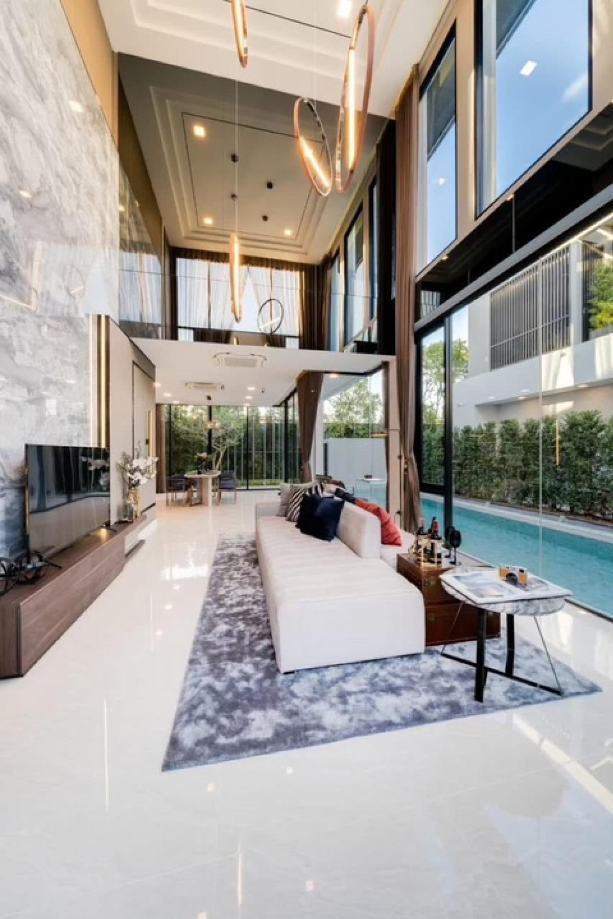 For SaleHouseLadkrabang, Suwannaphum Airport : 📢👇Large Pool Villa with private pool, luxurious resort style, south-facing house, convenient travel on many routes, near many international schools.