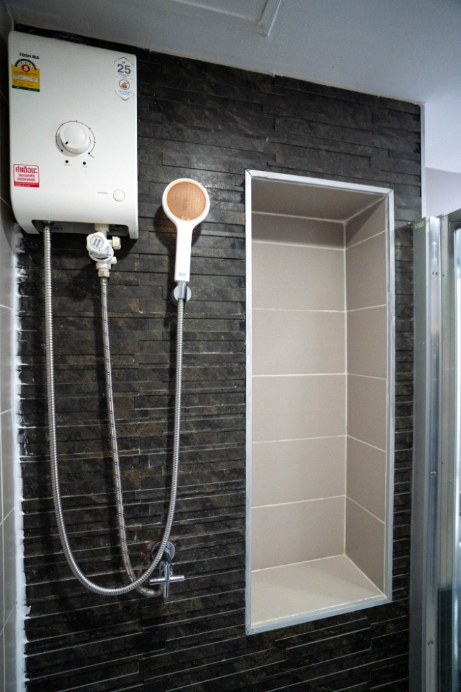 For SaleCondoSamut Prakan,Samrong : Condo for urgent sale, Abaconi Living ABAC Bangna, below appraisal price, suitable for investment, yield 7-8%, good location near the entrance to ABAC.