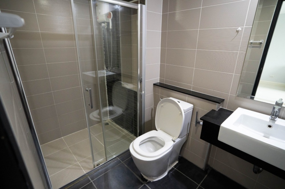 For SaleCondoSamut Prakan,Samrong : Condo for urgent sale, Abaconi Living ABAC Bangna, below appraisal price, suitable for investment, yield 7-8%, good location near the entrance to ABAC.