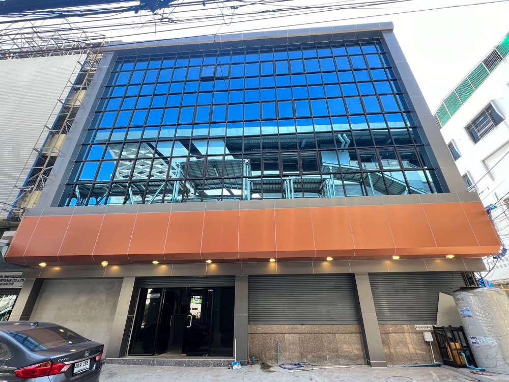 For SaleShop HouseKaset Nawamin,Ladplakao : For sale: 4 commercial buildings/office buildings, newly renovated, very good location, on Ram Intra Road Soi 18, next to Mai Lap BTS station.