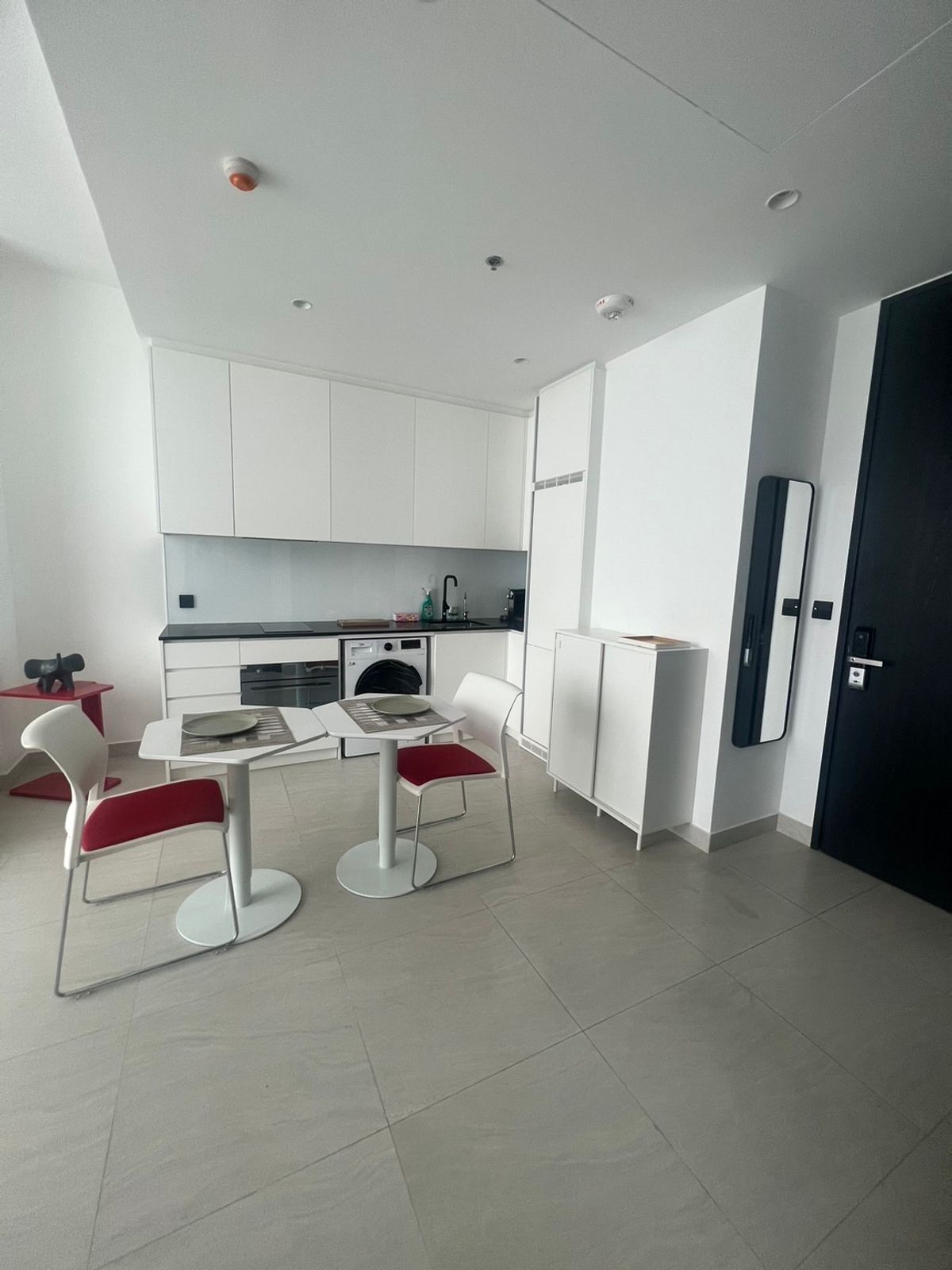 ให้เช่าคอนโดสาทร นราธิวาส : FOR RENT : SPACIOUS MODERN UNIT @ TAIT SATHORN 12 ,