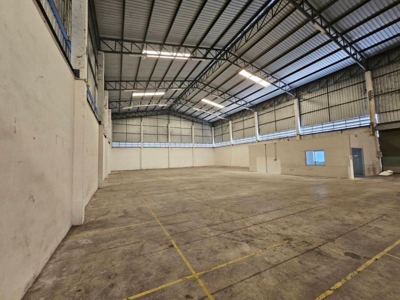 For RentWarehouseNonthaburi, Bang Yai, Bangbuathong : Warehouse for rent, next to the main Bang Bua Thong Road, size 1,000 sq m.