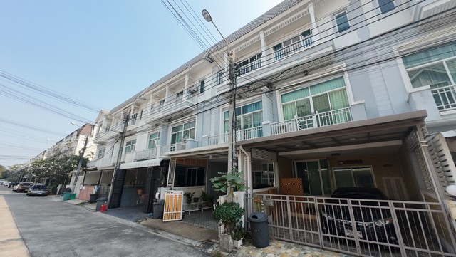 ขายทาวน์โฮมลาดกระบัง สุวรรณภูมิ : เดอะ เมทโทร พระราม9  ทาวน์เฮาส์ 3 ชั้น พร้อมอยู่ บ้านสวย ทำเลดี สังคมดี บรรยากาศร่มรื่น #ประเวศ #กรุงเทพกรีฑา #พระราม9 #เซ็นทรัลพระราม9