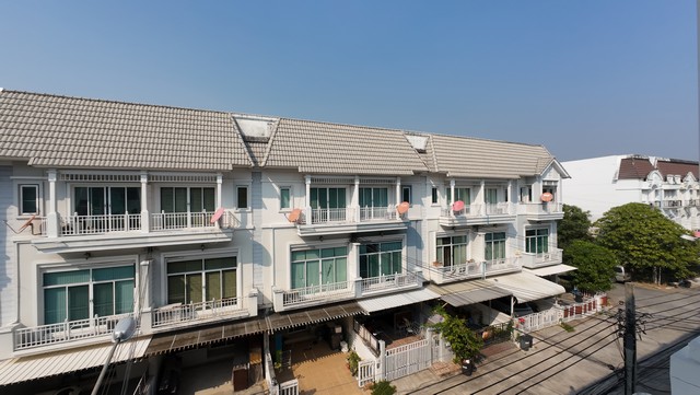 ขายทาวน์โฮมลาดกระบัง สุวรรณภูมิ : เดอะ เมทโทร พระราม9  ทาวน์เฮาส์ 3 ชั้น พร้อมอยู่ บ้านสวย ทำเลดี สังคมดี บรรยากาศร่มรื่น #ประเวศ #กรุงเทพกรีฑา #พระราม9 #เซ็นทรัลพระราม9