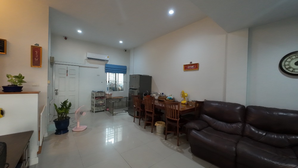 ขายทาวน์โฮมลาดกระบัง สุวรรณภูมิ : เดอะ เมทโทร พระราม9  ทาวน์เฮาส์ 3 ชั้น พร้อมอยู่ บ้านสวย ทำเลดี สังคมดี บรรยากาศร่มรื่น #ประเวศ #กรุงเทพกรีฑา #พระราม9 #เซ็นทรัลพระราม9