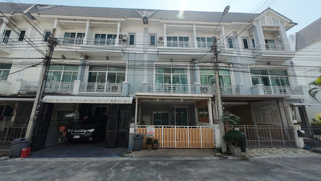 ขายทาวน์โฮมลาดกระบัง สุวรรณภูมิ : เดอะ เมทโทร พระราม9  ทาวน์เฮาส์ 3 ชั้น พร้อมอยู่ บ้านสวย ทำเลดี สังคมดี บรรยากาศร่มรื่น #ประเวศ #กรุงเทพกรีฑา #พระราม9 #เซ็นทรัลพระราม9