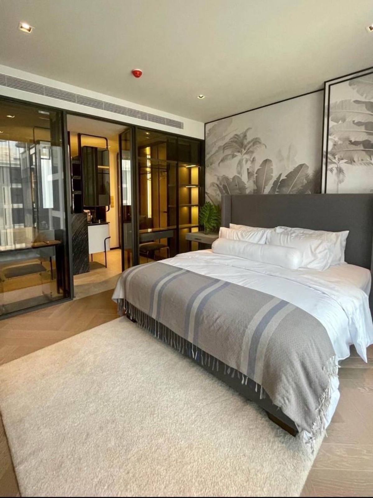 ให้เช่าคอนโดสุขุมวิท อโศก ทองหล่อ : 🔥The RESERVE 61 HIDEAWAY Condo🔥 | 2 Beds | 122 sqm. | Floor 6 with big balcony and quiet with garden and swimming pool views 🔥Luxury Low-rise Condo For Rent 🔥In heart of   Sukhumvit Ekkamai Area 🔥Ready To Move In 🔥