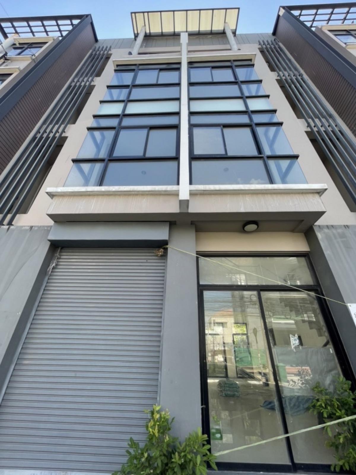 For SaleShop HouseChokchai 4, Ladprao 71, Ladprao 48, : Commercial building for sale, Lat Phrao 71, only 200 meters away from the express, good location, cheap price
