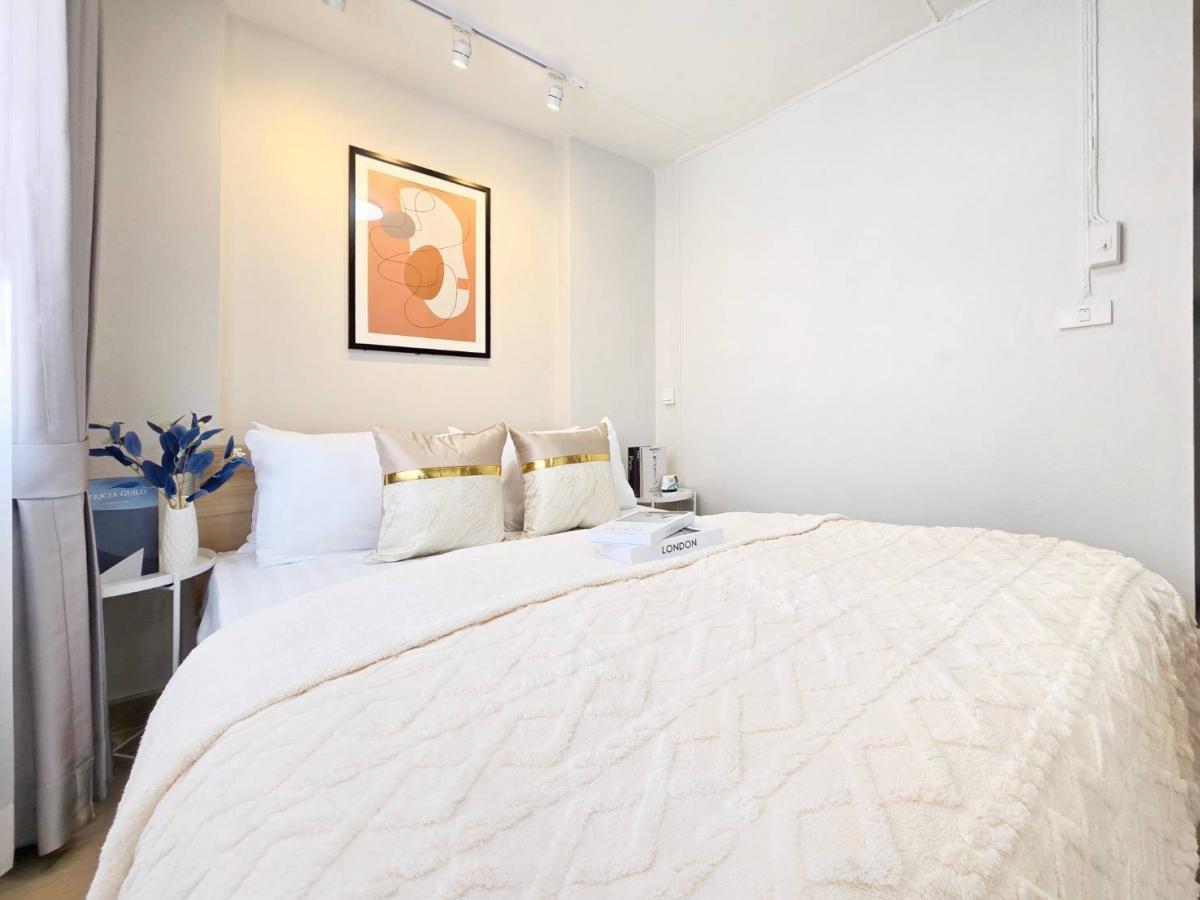 ขายคอนโดเสรีไทย-นิด้า : 📍 ทำเลปัง ใกล้เดอะมอลล์ บางกะปิ ช้อปปิ้งง่ายๆ แค่เดินออกมาไม่กี่นาทีก็ถึงห้าง ครบจบในที่เดียว! 👉อัสสกาญจน์เพลส🌳