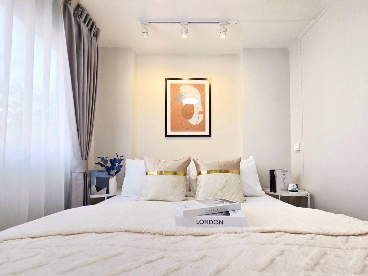 ขายคอนโดเสรีไทย-นิด้า : 📍 ทำเลปัง ใกล้เดอะมอลล์ บางกะปิ ช้อปปิ้งง่ายๆ แค่เดินออกมาไม่กี่นาทีก็ถึงห้าง ครบจบในที่เดียว! 👉อัสสกาญจน์เพลส🌳