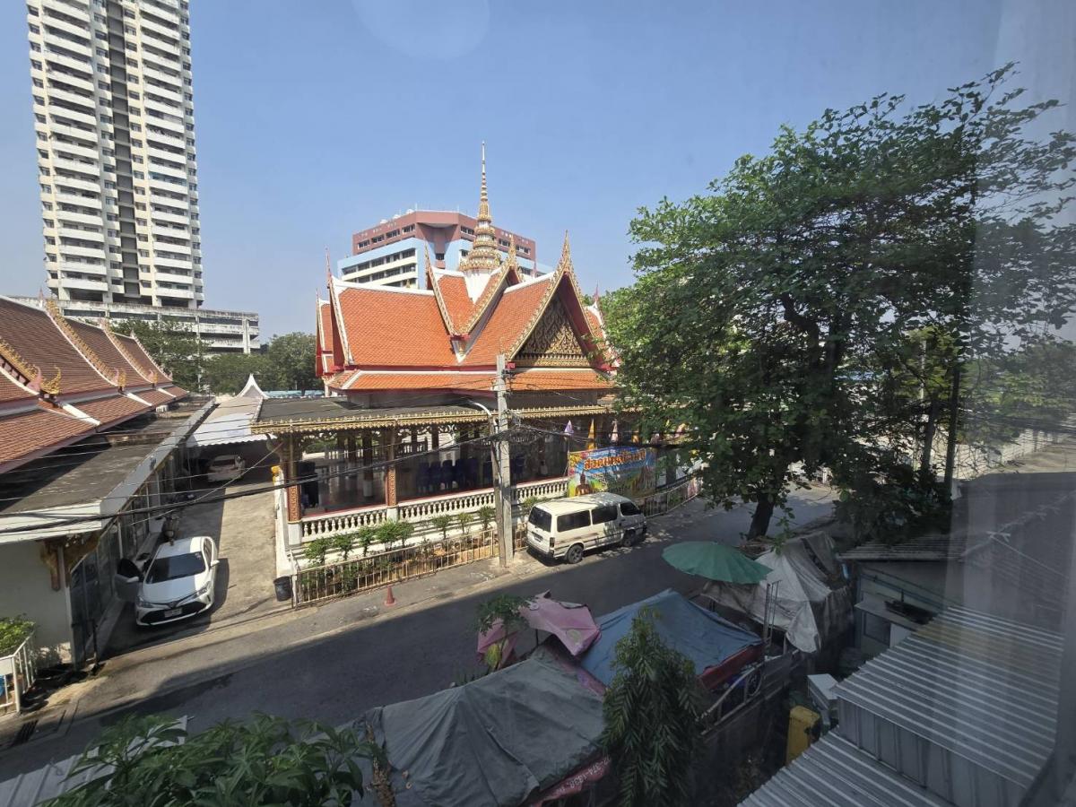 ขายคอนโดเสรีไทย-นิด้า : 📍 ทำเลปัง ใกล้เดอะมอลล์ บางกะปิ ช้อปปิ้งง่ายๆ แค่เดินออกมาไม่กี่นาทีก็ถึงห้าง ครบจบในที่เดียว! 👉อัสสกาญจน์เพลส🌳