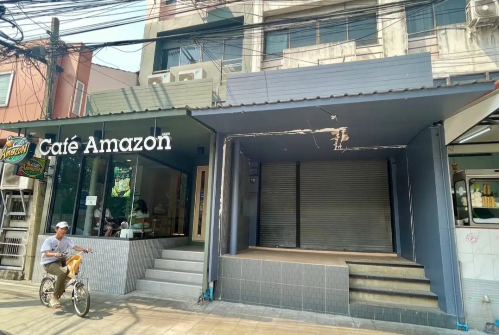For RentShop HouseChokchai 4, Ladprao 71, Ladprao 48, : Rent a commercial building on the Lat Phrao 71 road in the community. Cafe Amazon, near Lat Phrao 71 BTS station, convenient to travel - Naga Niwat, Ladprao, Ladprao.