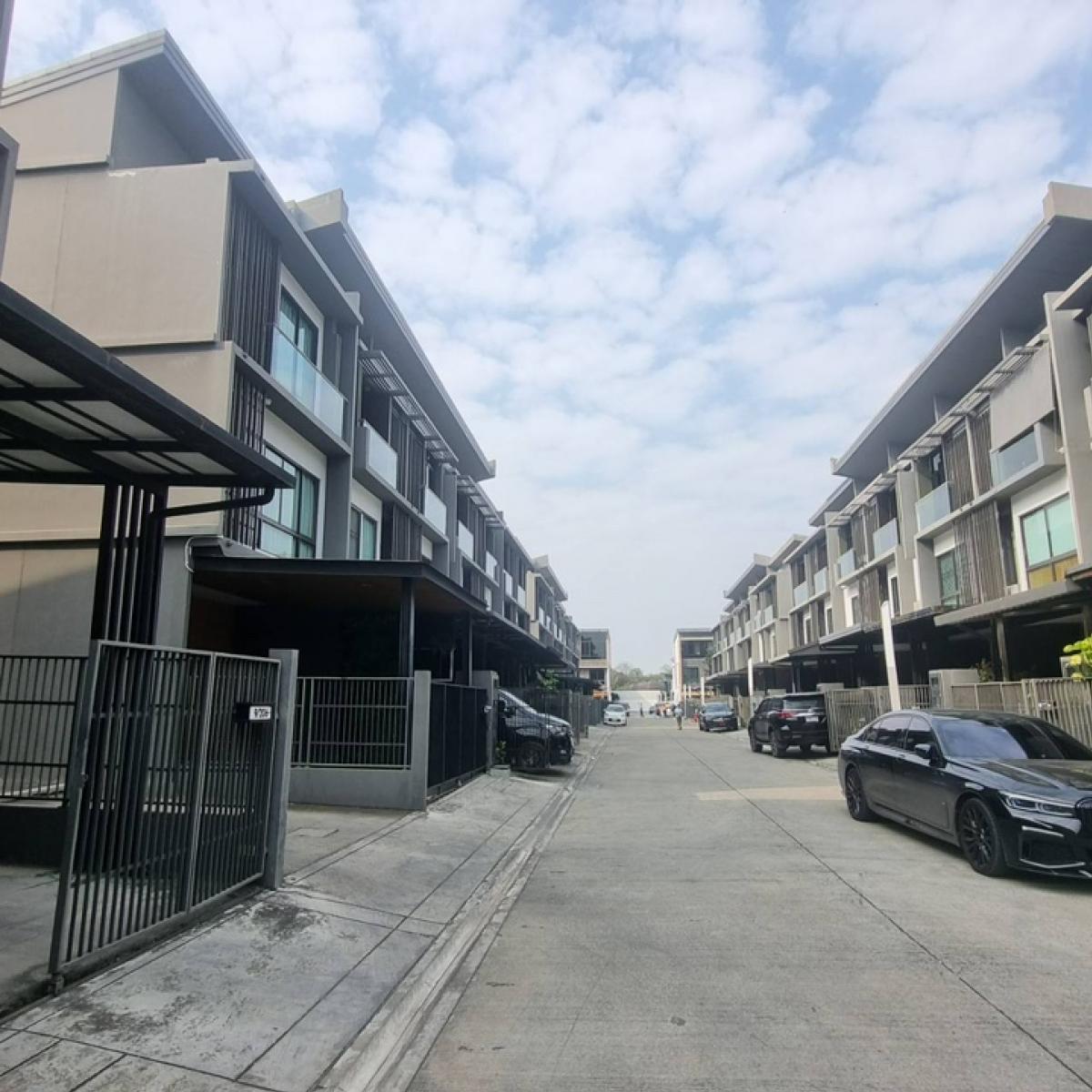 For SaleTownhomeKaset Nawamin,Ladplakao : Super sell! Townhome Landmark Eakamai-Raminthra3 Floor 3 Bedroom 4 BathroomBuilt backyard and garageSwimming pool and clubSpecial unit, no other home in the back.Underground electric and wifi networkNear Central Eastville, KPIS international schoo