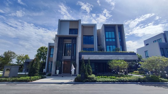 ขายบ้านลาดกระบัง สุวรรณภูมิ : Luxury House For Sale Grand Bangkok Boulevard หรู 3 ชั้น ถนนกรุงเทพกรีฑาพระรามเก้า แขวงทับช้าง  เขตสะพานสูง กรุงเทพมหานคร 10250
