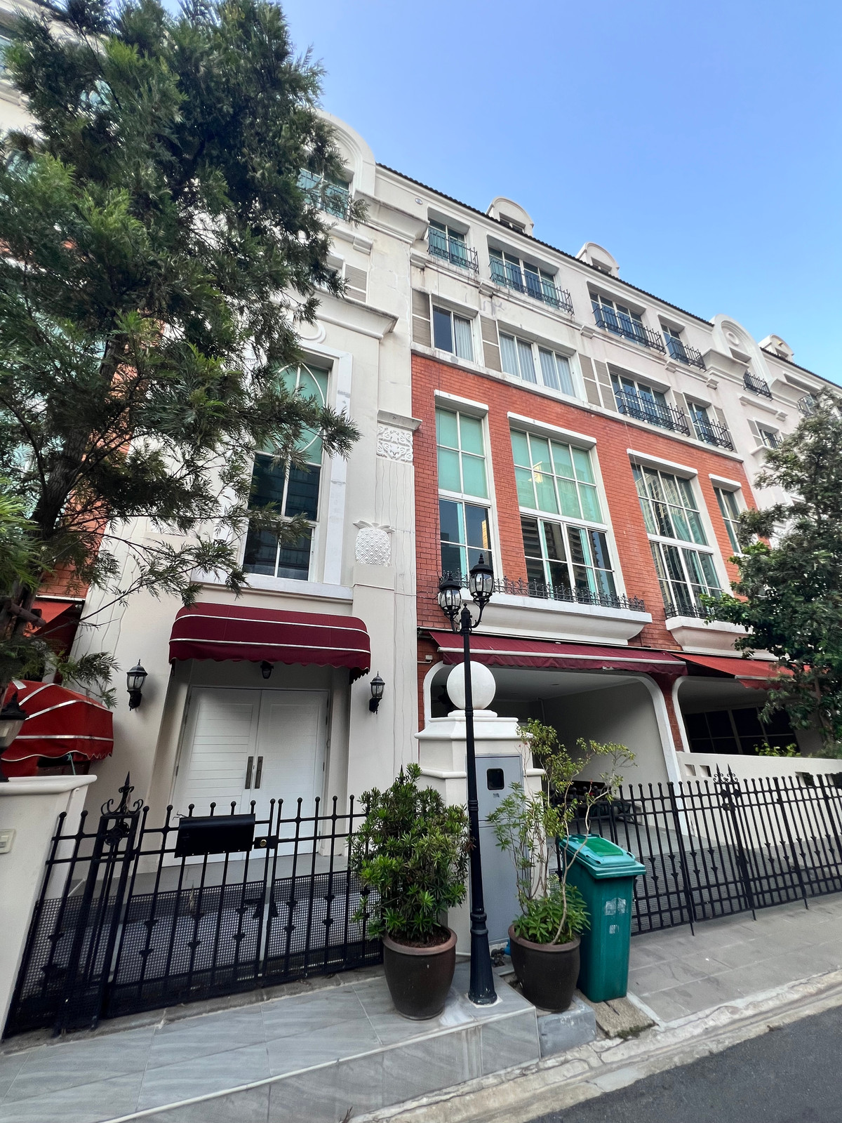 For RentTownhomeSukhumvit, Asoke, Thonglor : Rent a townhome, Ban Klang, Thonglor, opposite J-Avenue, just 5 minutes to BTS Thonglor