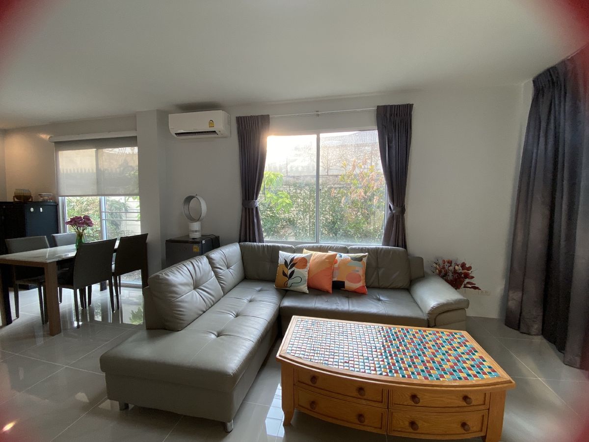 ให้เช่าทาวน์โฮมพัฒนาการ ศรีนครินทร์ : บ้านทาวน์โฮม(หลังมุม)บรรยากาศบ้านเดี่ยว หน้าบ้านไม่ชนกับบ้านอื่นพร้อมสวนสวยข้างบ้าน ตกแต่งสไตล์โมเดิร์น ด้วยครัวยุโรป