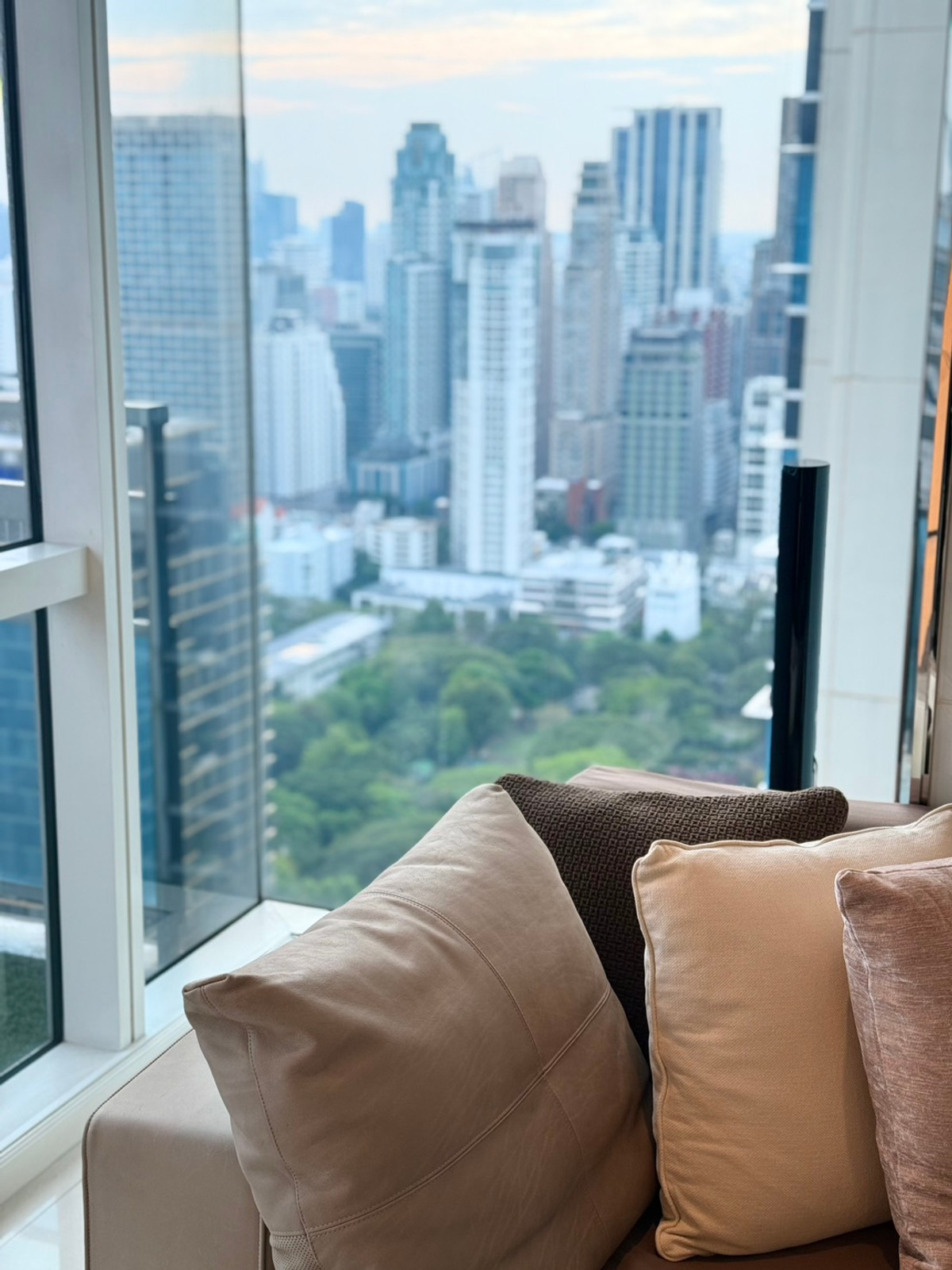 ให้เช่าคอนโดวิทยุ ชิดลม หลังสวน : Athenee Residence: 2bed 2bath+ maid 132.38sqm. 120,000/mth Am: 0849429988