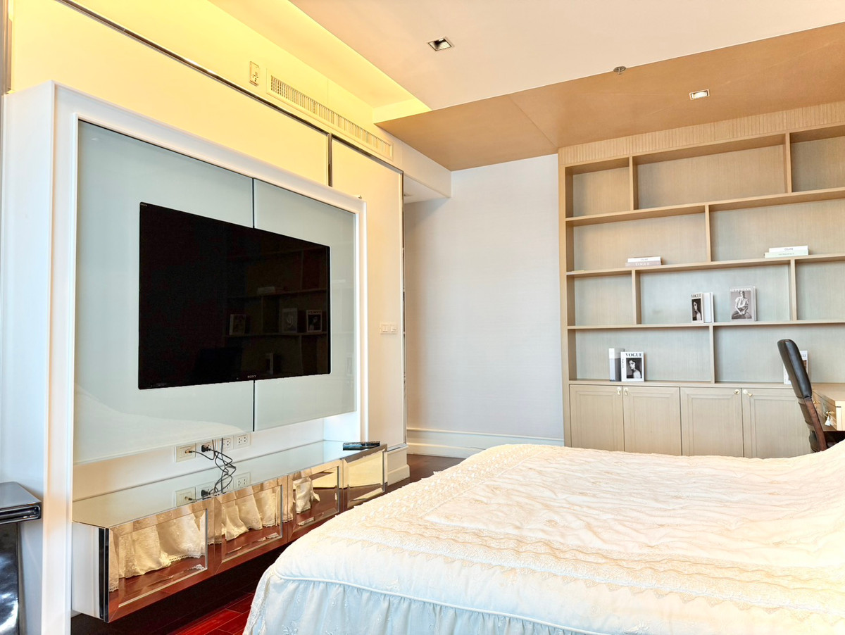 ให้เช่าคอนโดวิทยุ ชิดลม หลังสวน : Athenee Residence: 2bed 2bath+ maid 132.38sqm. 120,000/mth Am: 0849429988