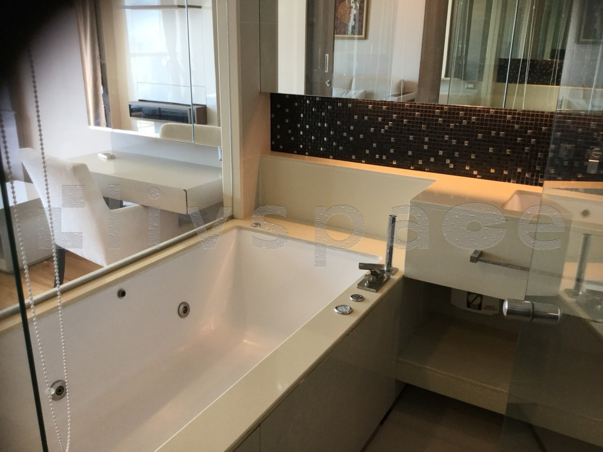 For RentCondoSathorn, Narathiwat : ▚ LI116ツ FOR RENT: The Address Sathorn 1BR 57sqm. 35K ✨ Stunning River View, High Floor, Extra Large Unit & Top-Tier Security 🏙️