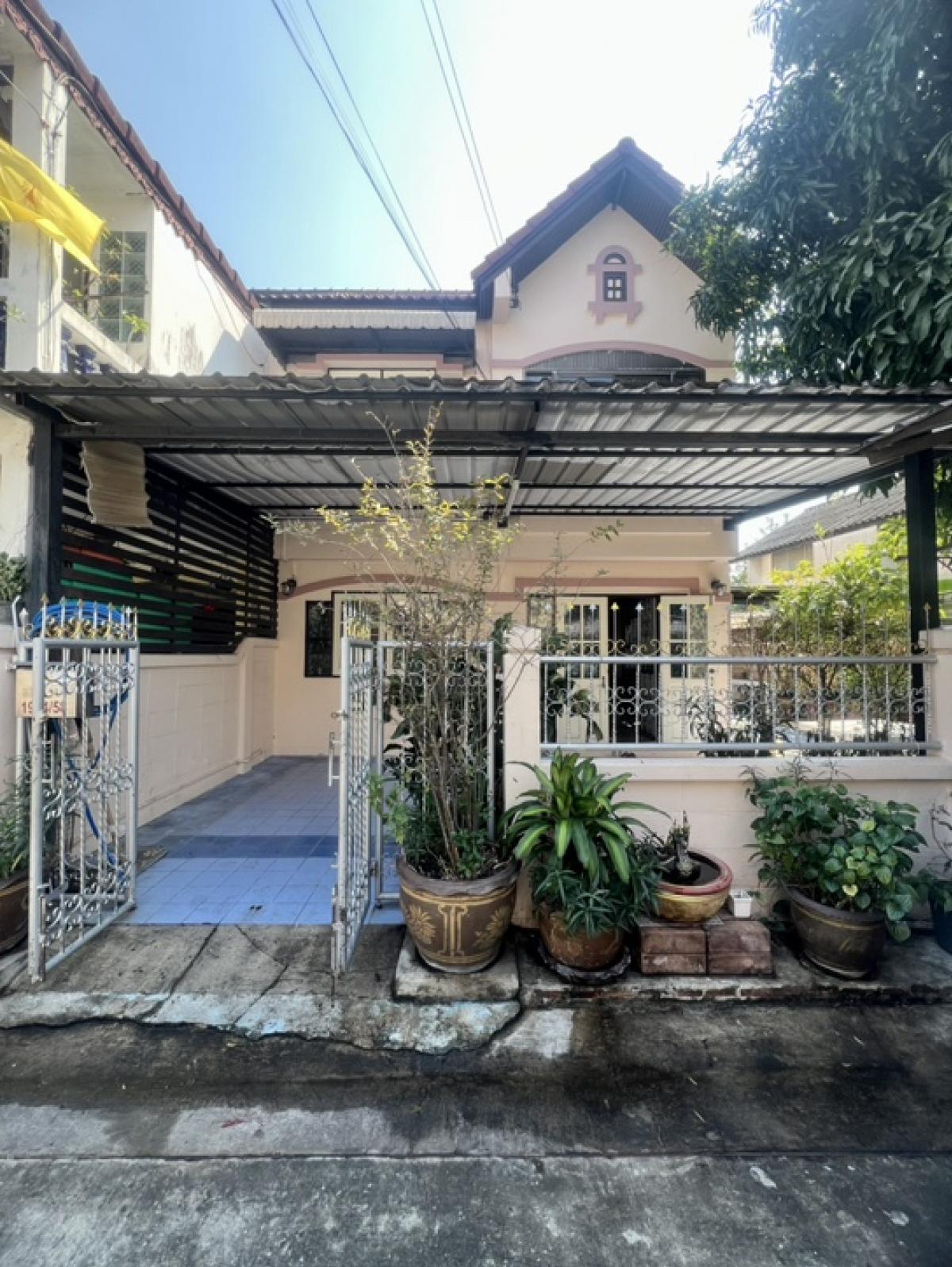 For SaleTownhomeBangna, Bearing, Lasalle : For sale: Townhouse (corner house), Soi Sukhumvit 72 (Siri Kam Village) ***Valentines Day promotion, special price reduction of only 4.9 million baht from the selling price of 5.5 million baht.