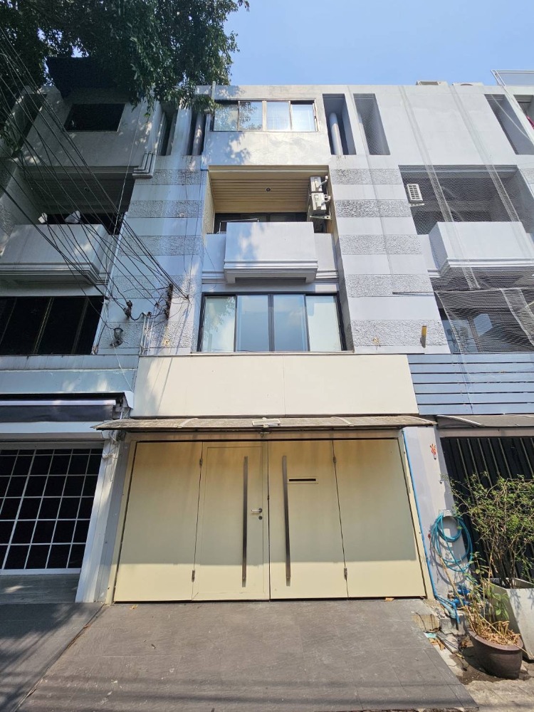 For RentTownhomeSukhumvit, Asoke, Thonglor : HR2181 Townhome for rent In the heart of Sukhumvit 49, ready to get in very convenient, opposite Supermarket Japanese Fuji