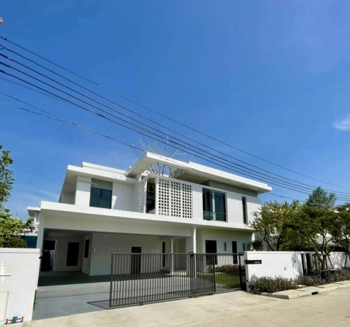For RentHouseSamut Prakan,Samrong : 🌟For rent: Detached house pool villa at Mantana Bangna KM 15. The detached house is 2 storeys with 4 bedrooms and 5 bathrooms and has a swimming pool.💥Rental Fee: 300,000 THB/Month.