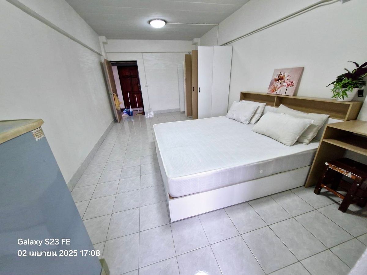 For RentCondoRatchadapisek, Huaikwang, Suttisan : Building L Diamond Ratchada Place 1, Ratchadaphisek Soi 32, Chandrakasem Subdistrict, near the OIC, room 30 sq.m., 1 bedroom, 1 water, 4th floor, price 6500 baht line id kittanat22