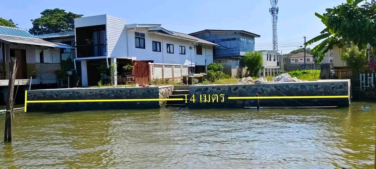 For SaleLandChaengwatana, Muangthong : Land for sale near the Chao Phraya River, Pak Kred, Nonthaburi. Completed the dam Suitable for building a waterfront house The best price in this area