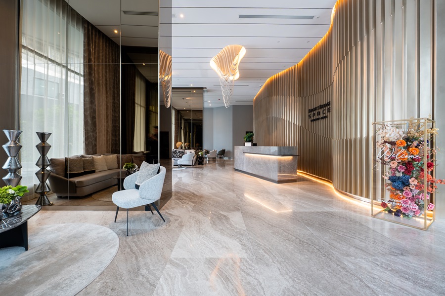 For SaleCondoOnnut, Udomsuk : Knightsbridge Space Sukhumvit - Rama 4, a new premium condo on Rama 4 Road, near Sukhumvit Road, near BTS Phra Khanong, starting at 4.99 million baht.