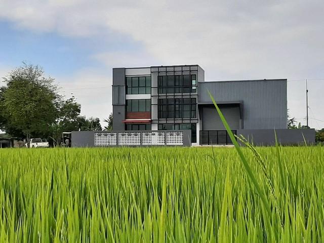 ขายโรงงานปทุมธานี รังสิต ธรรมศาสตร์ : ขายโรงงานพื้นที่สีม่วงเข้ม+ออฟฟิศสร้างใหม่ย่านลำลูกกาคลอง9ปทุมธานี 200 ตรว. หลังคาสูง 8.4 เมตร พื้นที่สีม่วงเข้มประกอบกิจการใด้ทุกประเภท ขอ รง.4 ได้ ที่ดินหน้ากว้าง มีที่ว่างด้านข้าง ต่อเติมได้ ใกล้ศูนย์กระจายสินค้า AEON