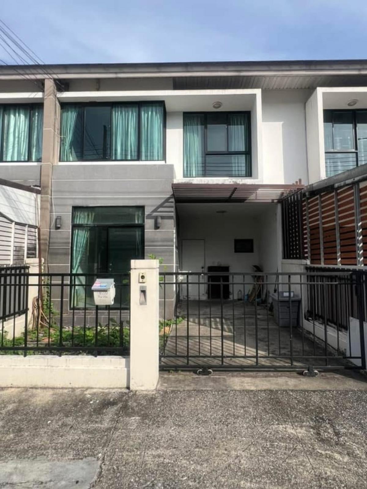For SaleTownhomeMin Buri, Romklao : Urgent sale, lowest price, The Villa Village, Ramkhamhaeng-Suvarnabhumi *** 2-storey townhouse, area 19.5 sq m, width 5.7 m.