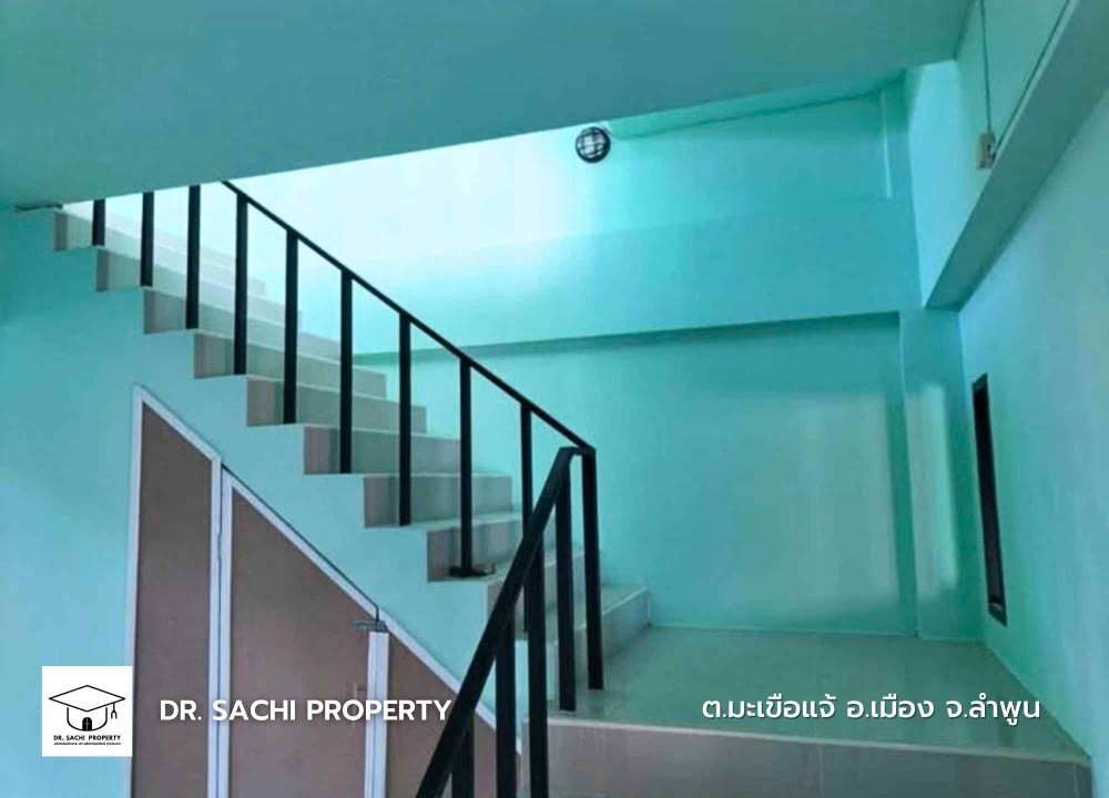 For SaleShop HouseLamphun : Commercial building for sale Near the Lamphun 2 -story industrial estates, half 140 sq.m.