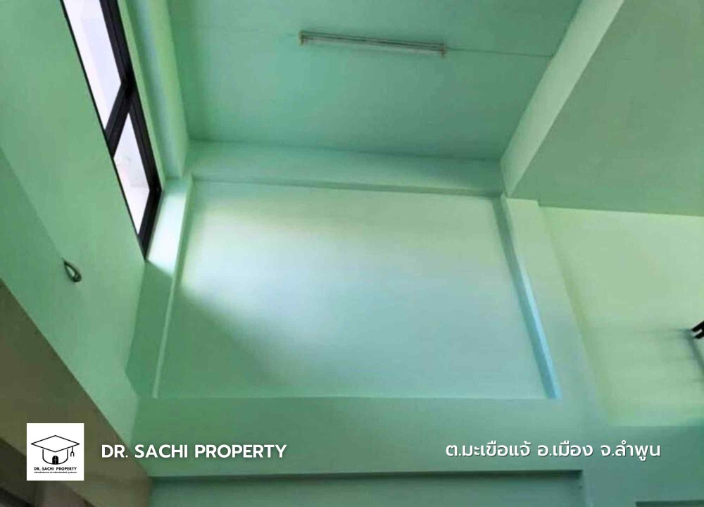 For SaleShop HouseLamphun : Commercial building for sale Near the Lamphun 2 -story industrial estates, half 140 sq.m.