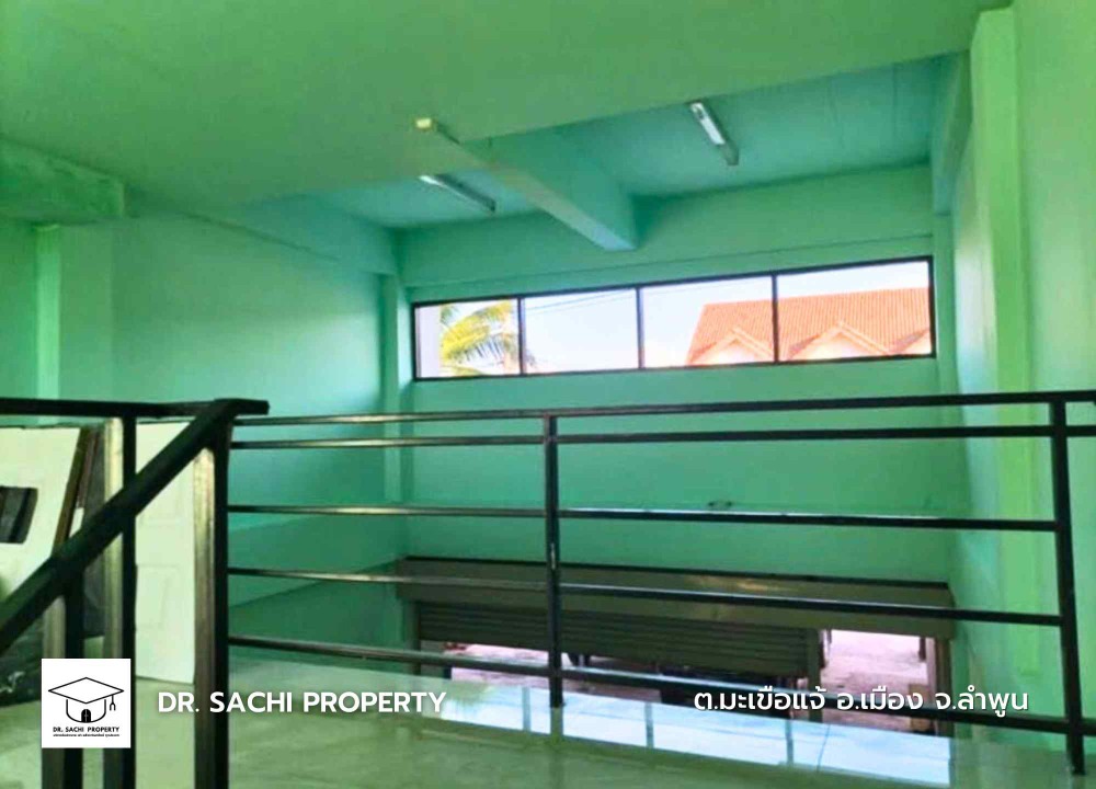 For SaleShop HouseLamphun : Commercial building for sale Near the Lamphun 2 -story industrial estates, half 140 sq.m.