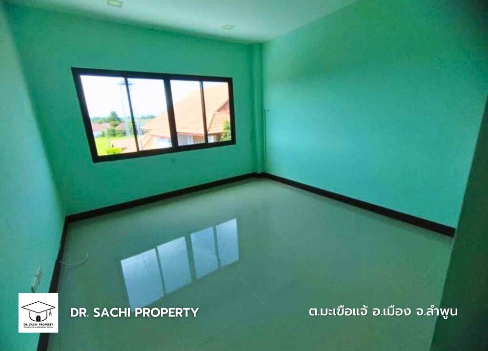 For SaleShop HouseLamphun : Commercial building for sale Near the Lamphun 2 -story industrial estates, half 140 sq.m.