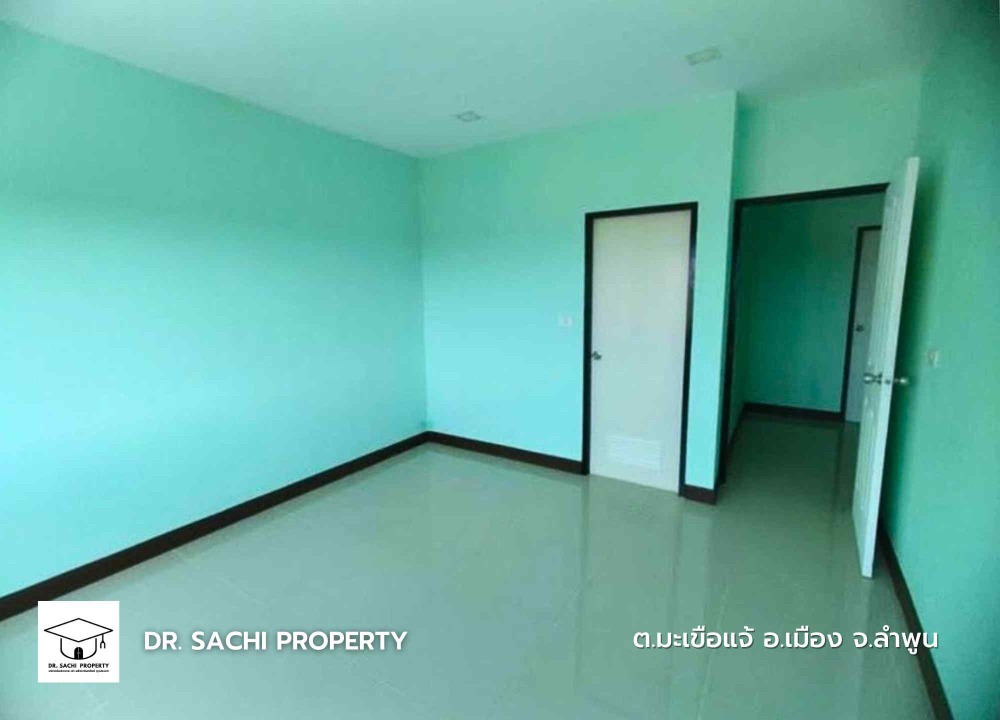 For SaleShop HouseLamphun : Commercial building for sale Near the Lamphun 2 -story industrial estates, half 140 sq.m.