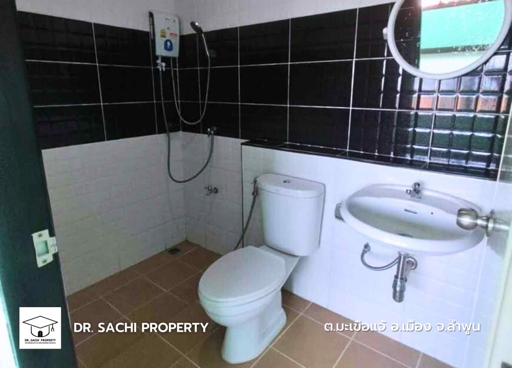 For SaleShop HouseLamphun : Commercial building for sale Near the Lamphun 2 -story industrial estates, half 140 sq.m.