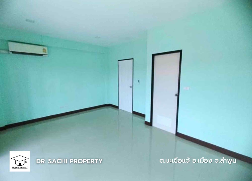 For SaleShop HouseLamphun : Commercial building for sale Near the Lamphun 2 -story industrial estates, half 140 sq.m.