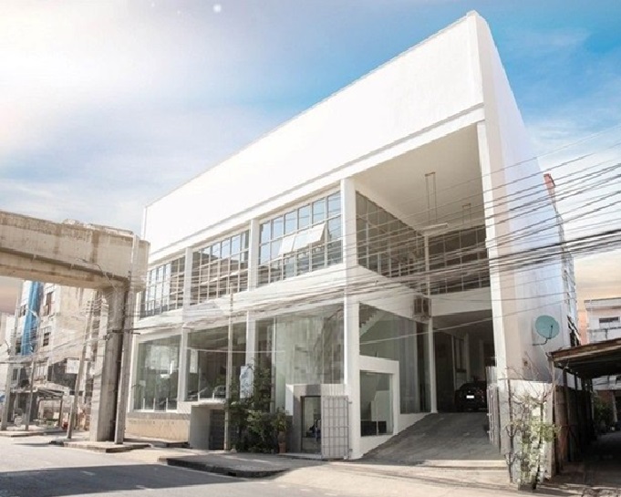 ให้เช่าโชว์รูมท่าพระ ตลาดพลู วุฒากาศ : For Rent ให้เช่า อาคาร / Showroom 2 ชั้น มีชั้นใต้ดิน / ริมถนนเพชรเกษม ติด MRT สถานีท่าพระ พื้นที่ใช้สอยรวม 1690 ตารางเมตร / ที่จอดรถจำนวนมาก / เหมาะเป็น โชว์รูม , อื่น ๆ