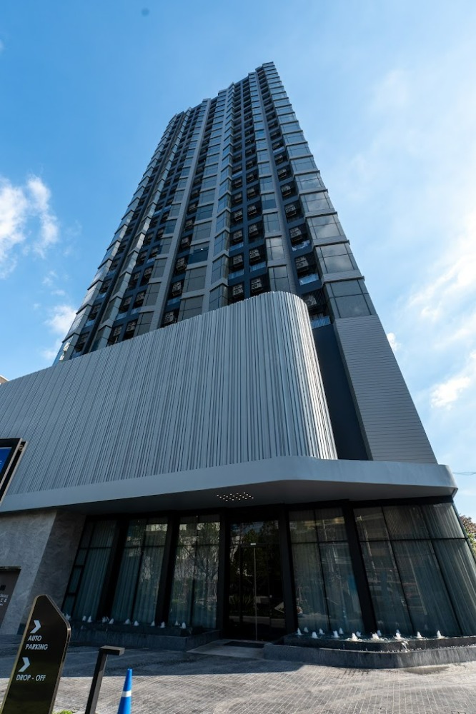 For SaleCondoOnnut, Udomsuk : Knightsbridge Space Sukhumvit - Rama 4, a new premium condo on Rama 4 Road, near Sukhumvit Road, near BTS Phra Khanong, starting at 4.99 million baht.