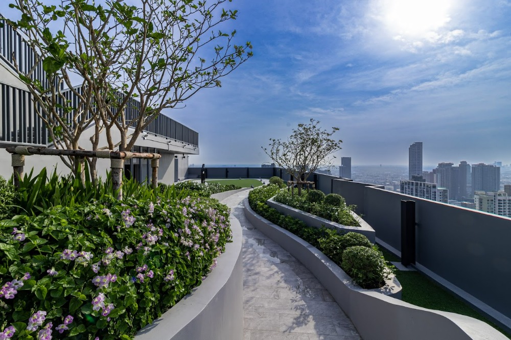 For SaleCondoOnnut, Udomsuk : Knightsbridge Space Sukhumvit - Rama 4, a new premium condo on Rama 4 Road, near Sukhumvit Road, near BTS Phra Khanong, starting at 4.99 million baht.