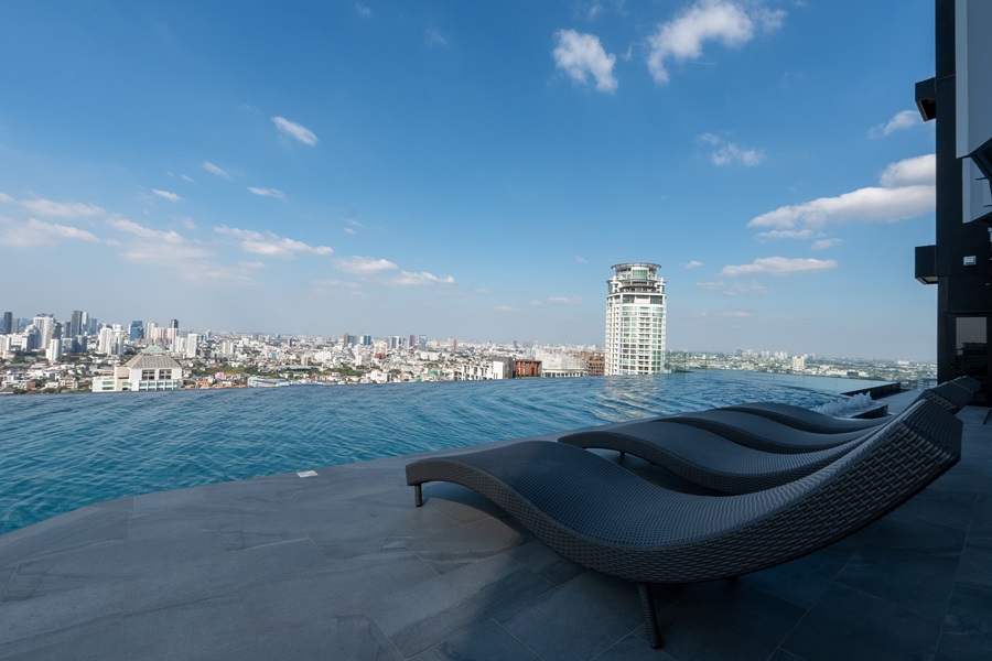 For SaleCondoOnnut, Udomsuk : Knightsbridge Space Sukhumvit - Rama 4, a new premium condo on Rama 4 Road, near Sukhumvit Road, near BTS Phra Khanong, starting at 4.99 million baht.