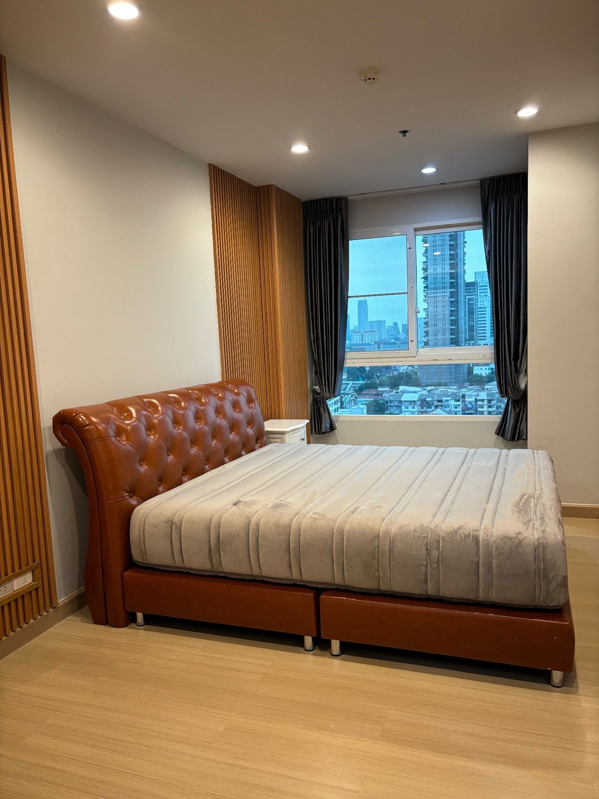 For RentCondoSathorn, Narathiwat : For rent 💥 Condo near Sarathorn 💥 Supalai Light Condo Sathorn-Charoenrat, near BTS Surasak and Terminal 21, Rental price *** Price 16,800 baht/month *** PL49S16FB1BNB