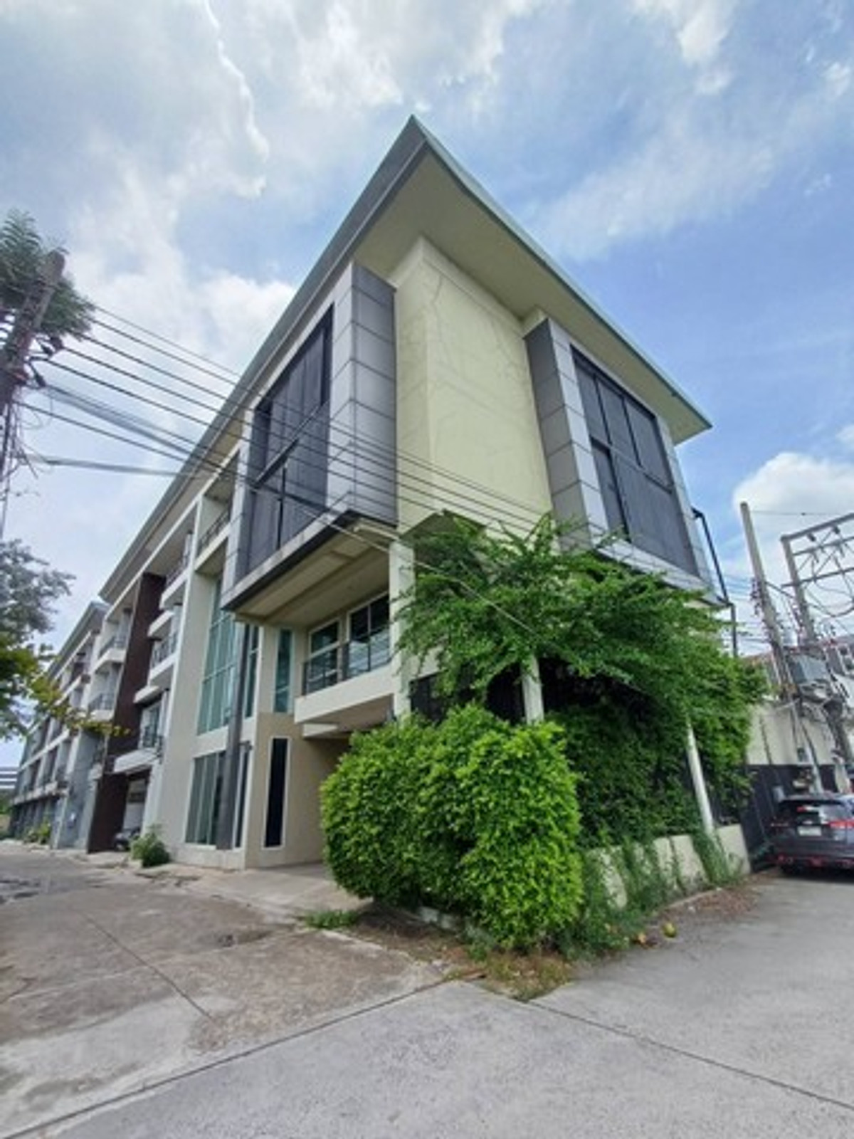 ให้เช่าทาวน์โฮมนวมินทร์ รามอินทรา : ให้เช่าโฮมออฟฟิต4ชั้นห้องมุม 600 ตร.ม.ย่านรามอินทราใกล้แฟชั่นไอแลนส์,MRTวงแหวนรามอินทรา สามารถจดทะเบียนบริษัทได้